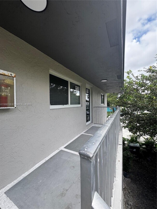 Building Photo - 1460 SW 24th Ct