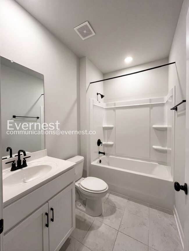 Building Photo - 4 Bed/3 Bath Home with Fenced Yard / Pet-Friendly / Available Now!