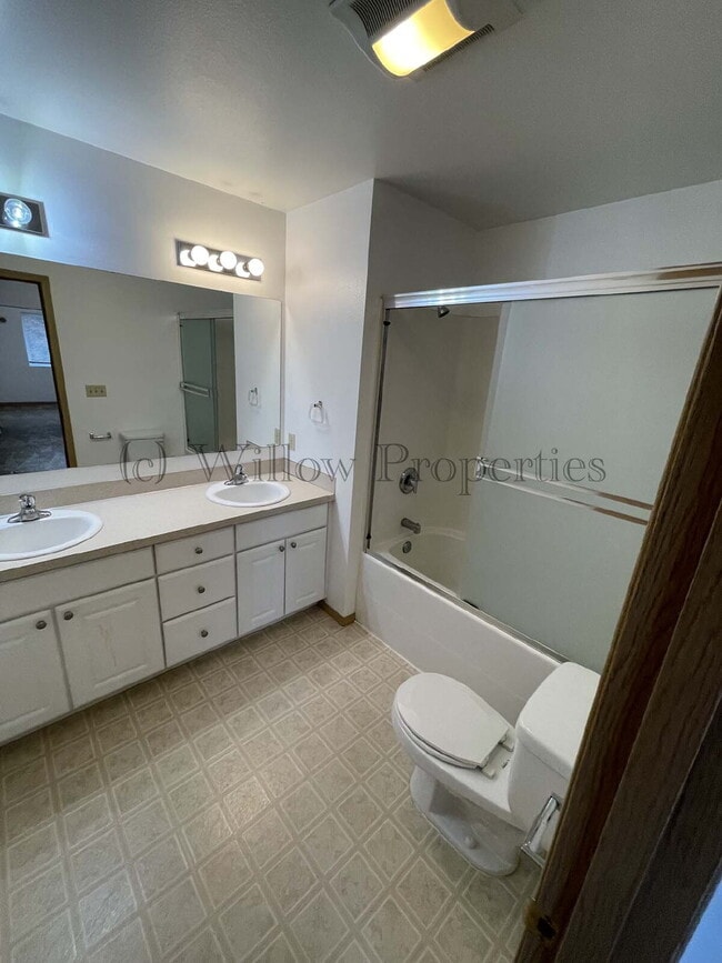 Building Photo - 3 Bedroom Lakewood Duplex