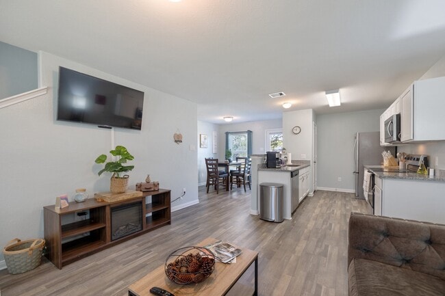 Building Photo - 196 Goldenrod