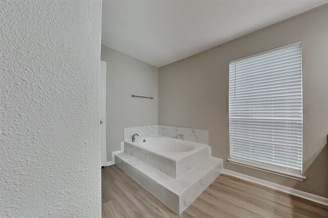 Building Photo - 9310 Wandsworth Dr