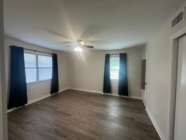 Building Photo - 375 Sherwood Forest Blvd