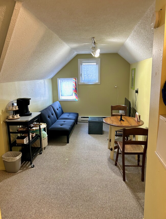 Living Room - 1902 Kent W Rd