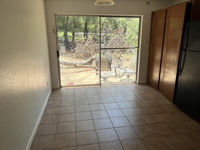 Building Photo - 206 Craddock Ave