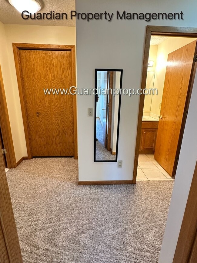 Building Photo - Richfield 2nd Floor Apartment, Very Spacio...