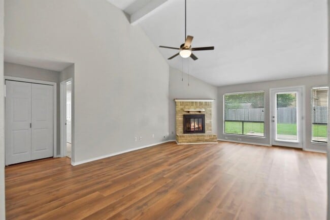 Building Photo - 2035 Woodhue Dr