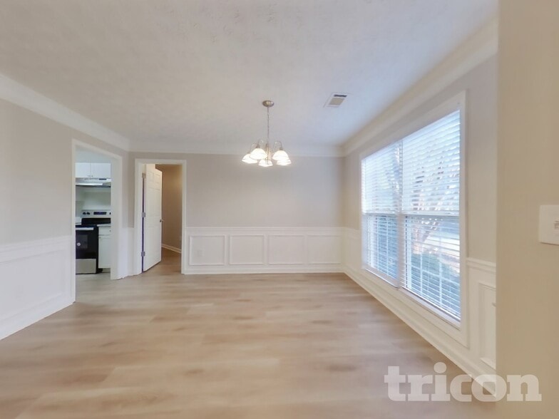 Building Photo - 20 E Lawn Dr
