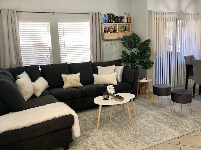 Fully-furnished - 3845 Wiggins Bay St