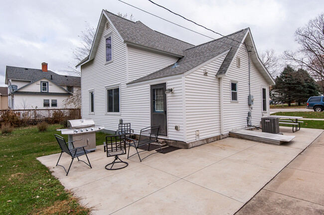 Building Photo - 601 Kenilworth Ave S