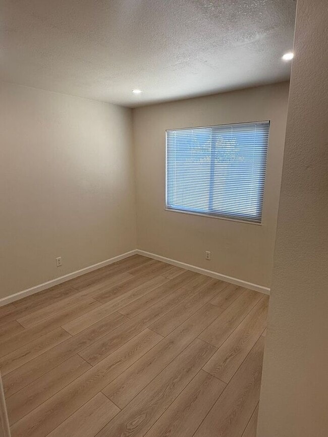 Building Photo - 3 bedroom 2 bath home in San Leandro Washi...