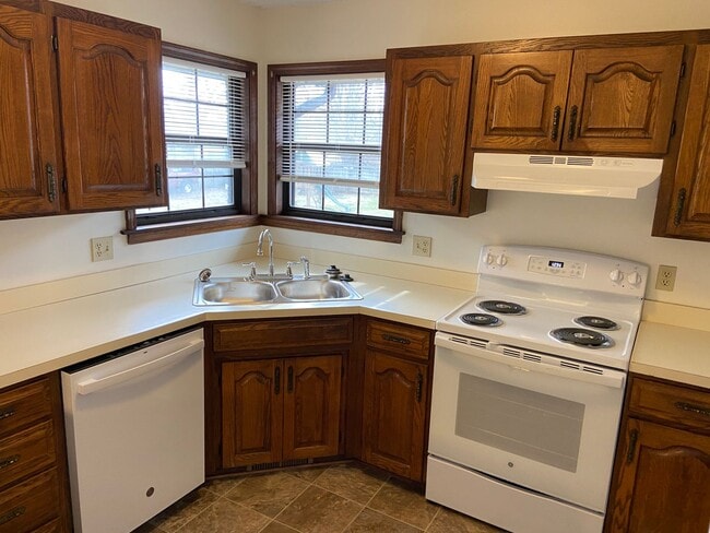 Building Photo - All brick 3 Bed, 2 Bath, 2 Car Garage Ranch