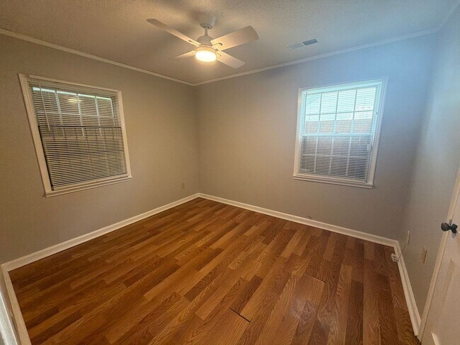 Building Photo - Nice Home In the U of M Area