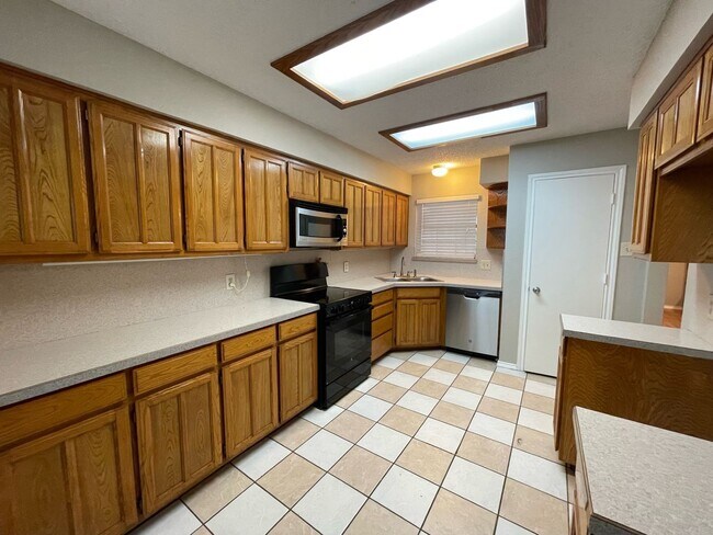 Building Photo - 6109 Kingswood Dr