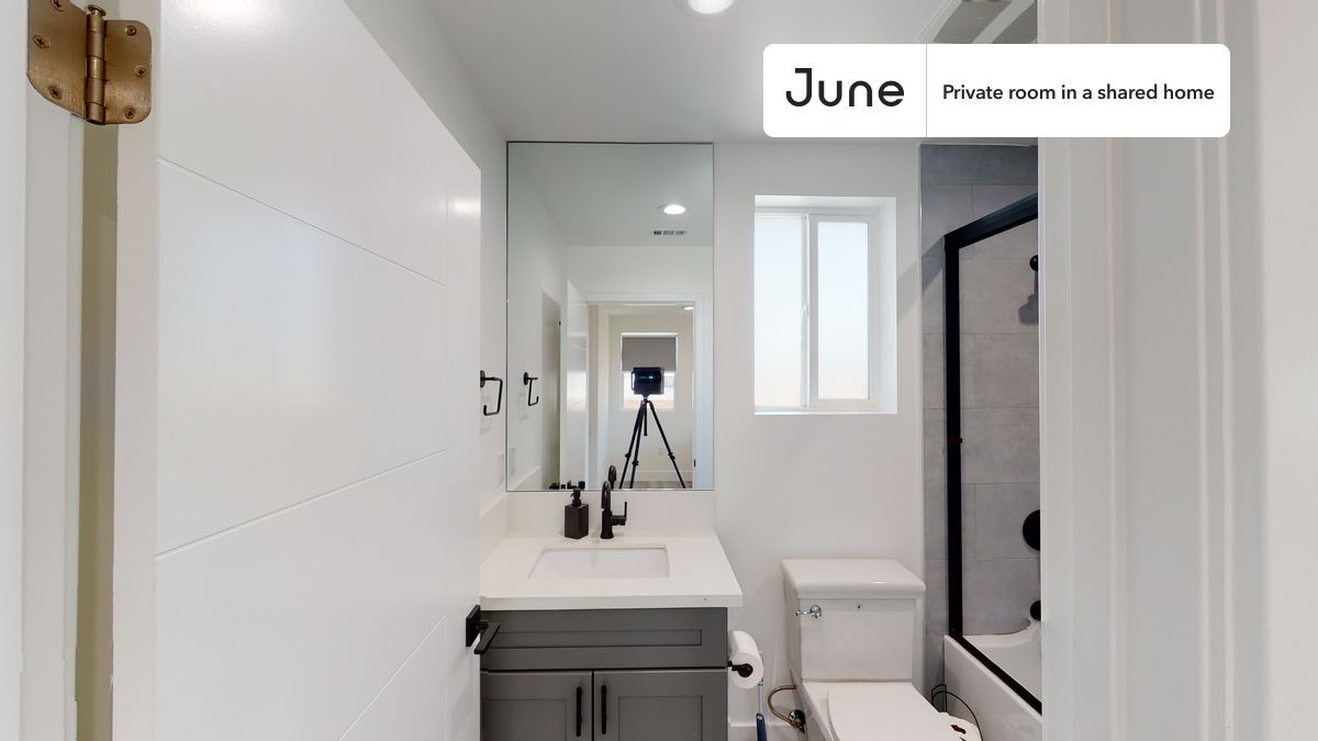 Building Photo - Private bedroom in 4 bed/3 bath Home