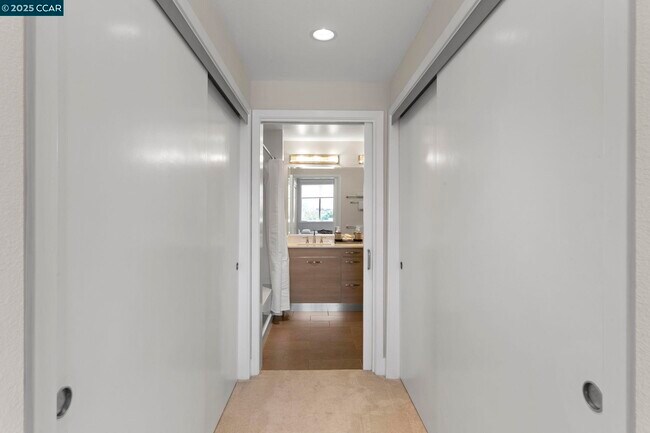 Building Photo - 555 Ygnacio Valley Rd