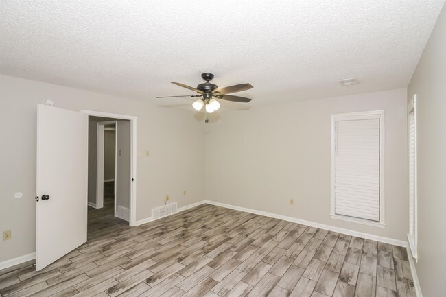 Building Photo - 6885 Silver Hill Ln