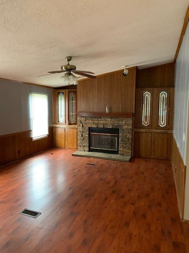 Building Photo - Nice 3 Bed 2 Bath Home! Available Now!