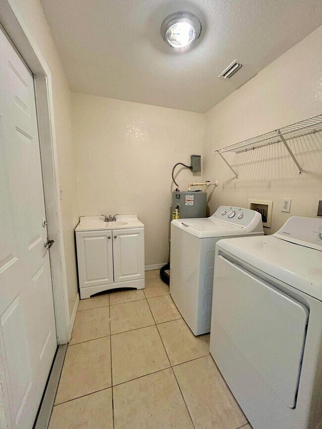 Building Photo - 328 W Sugarland Cir
