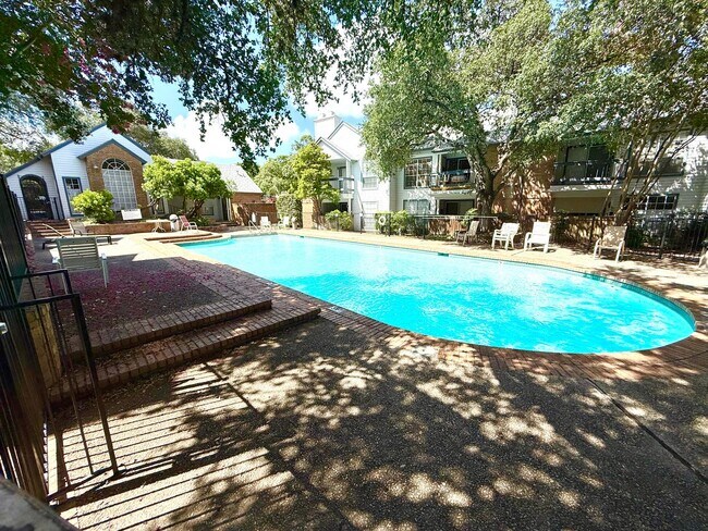 Building Photo - AVAILABLE NOW! 3rd Floor 1 Bedroom / 1 Bat...