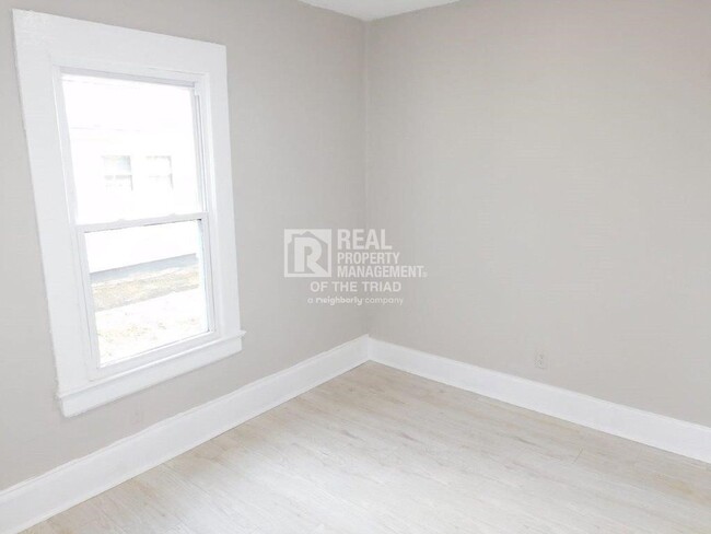 Building Photo - *Move In Special* Cute 2 Bedroom/1 Bath Ho...