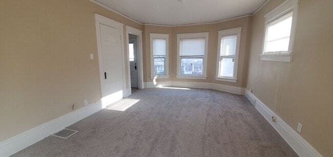 Building Photo - 74th