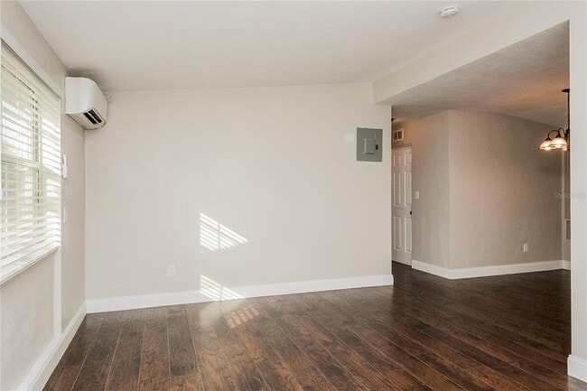 Building Photo - 214 Poinciana Cir