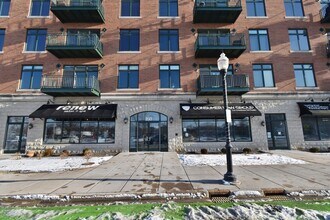 Building Photo - 160 S River St