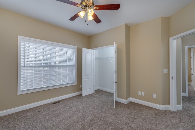 Building Photo - Huge 2 Homes in 1 with 2 full kitchens