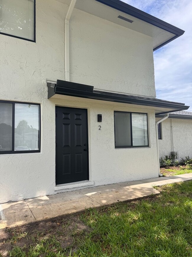 Building Photo - 2 BR Townhome in West Palm Beach- Low Move...