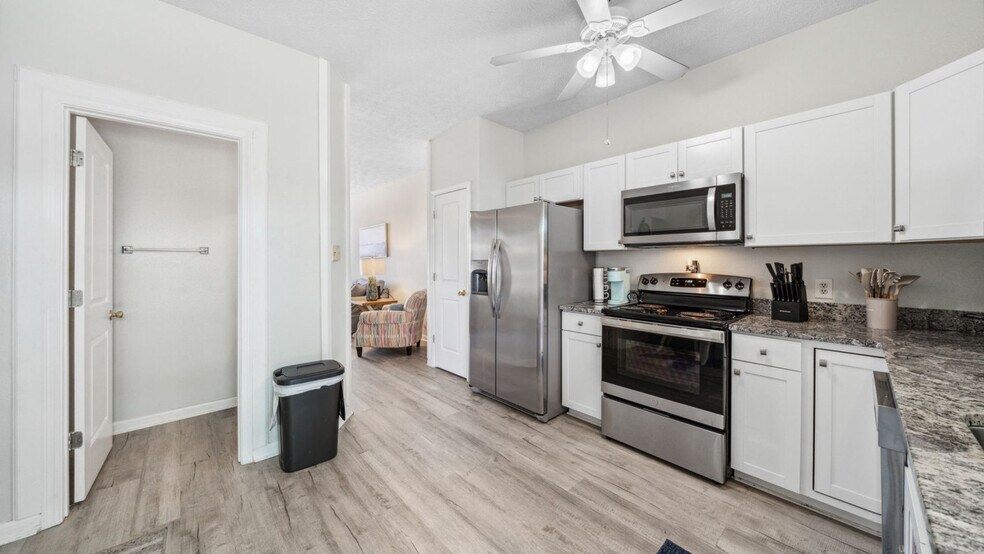Building Photo - 5726 Beach Dr