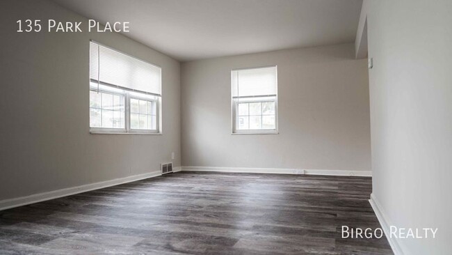 Building Photo - Spacious townhome avaialble today! No Depo...