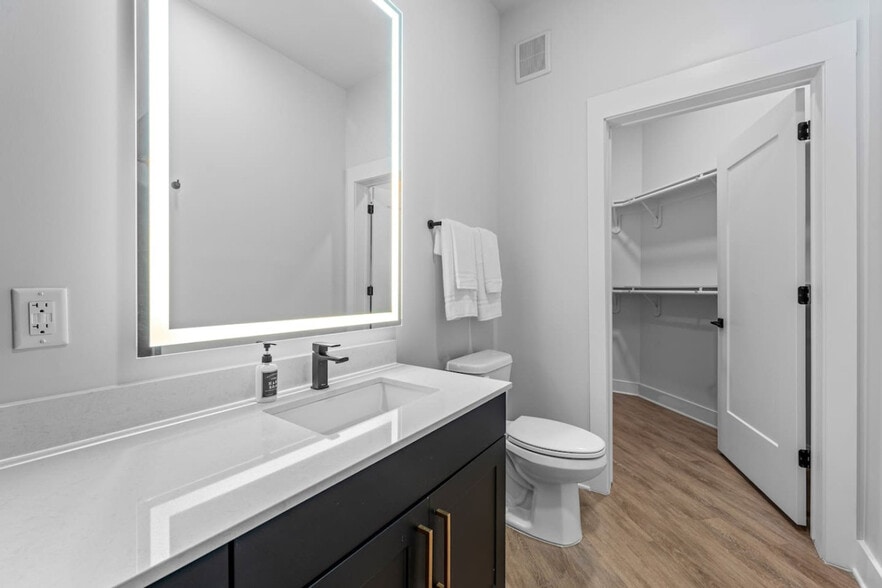 Building Photo - 3302 W Gray St