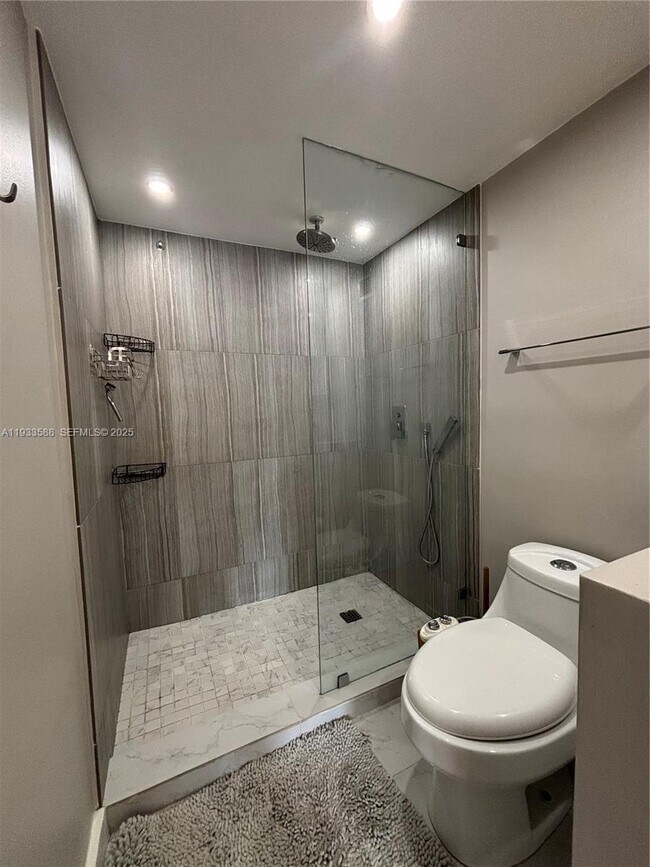 Building Photo - 600 NE 36th St