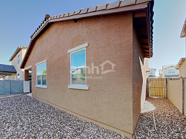 Building Photo - 632 W Hackamore Ave