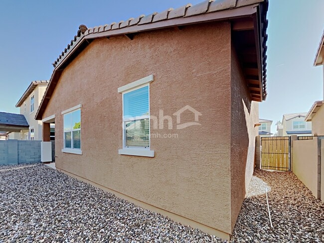 Building Photo - 632 W Hackamore Ave
