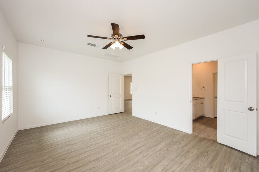 Building Photo - 9920 Pears Ml