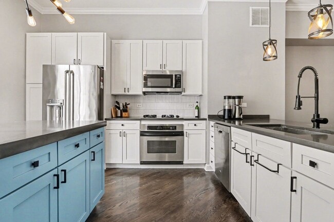 Building Photo - 331 E Cullerton St