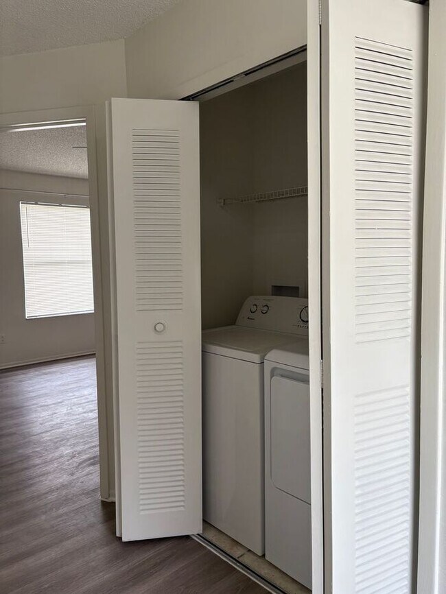 Building Photo - Townhome in Chelsea Square