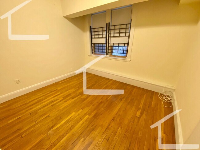 Building Photo - Large 2 Bed Available NOW!!!