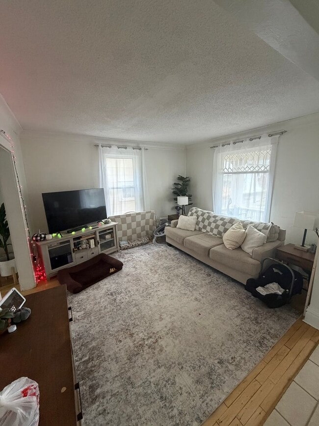 Building Photo - AVAILABLE December! - 3 Bed 1 Bath Home!