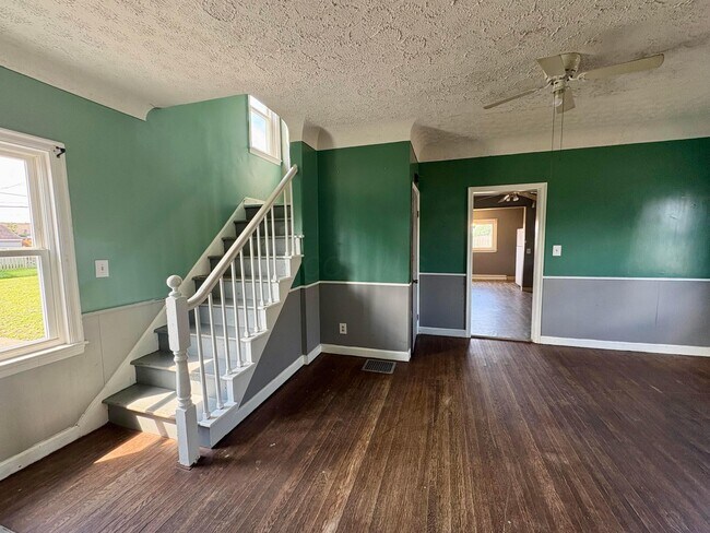 Building Photo - 425 Forest Rose Ave