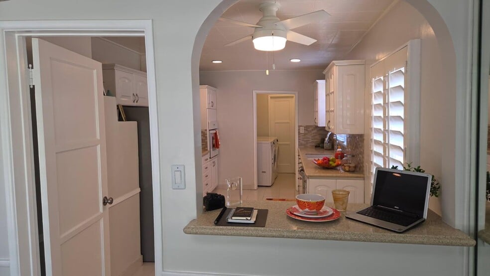kitchen overview - 3514 S Burnside Ave