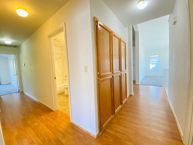 Building Photo - Lovely Galt Home