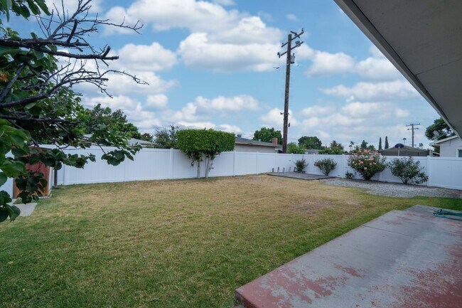 Building Photo - 2033 E Garvey Ave N