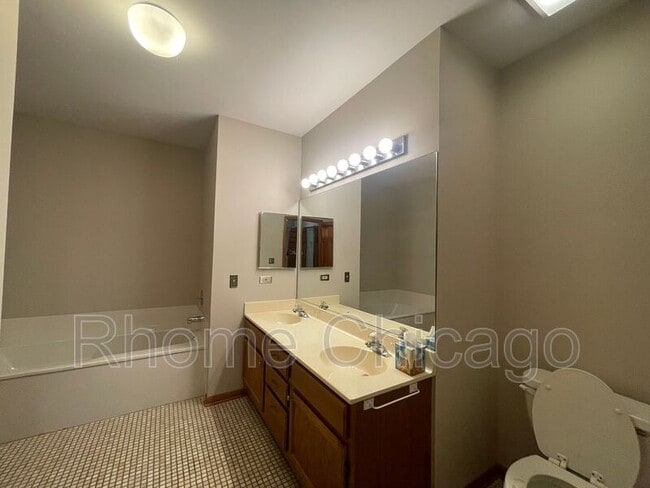 Building Photo - 519 W Parkside Dr