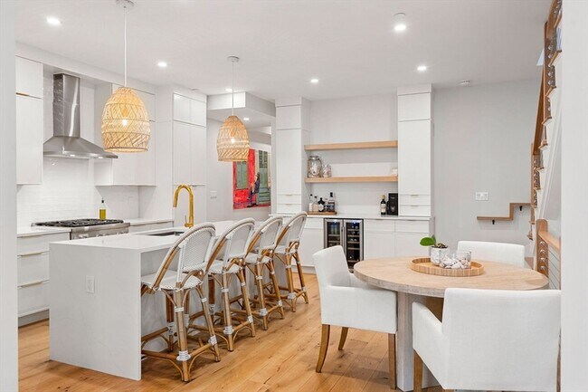 Building Photo - 722 E 5th St