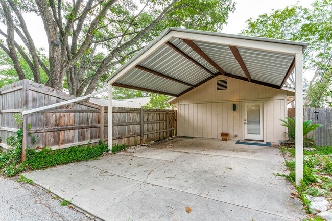 Building Photo - 4-BEDROOM IN BLOSSOM PARK