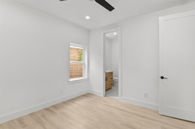 Building Photo - 3110 Live Oak St