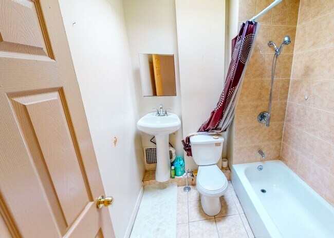 Building Photo - Wonderful Row Home on a Quiet Street