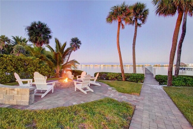 Building Photo - 1320 S Lakeside Dr
